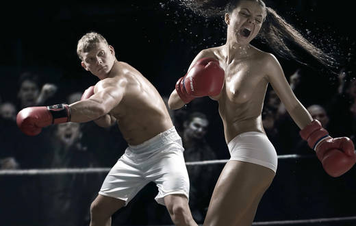 Женщина против мужчины на ринге
