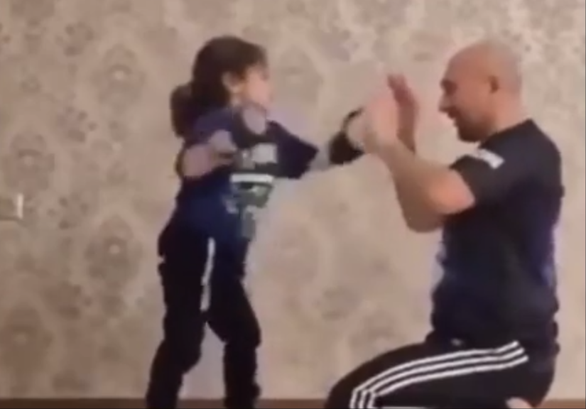 девочка боксирует с отцом